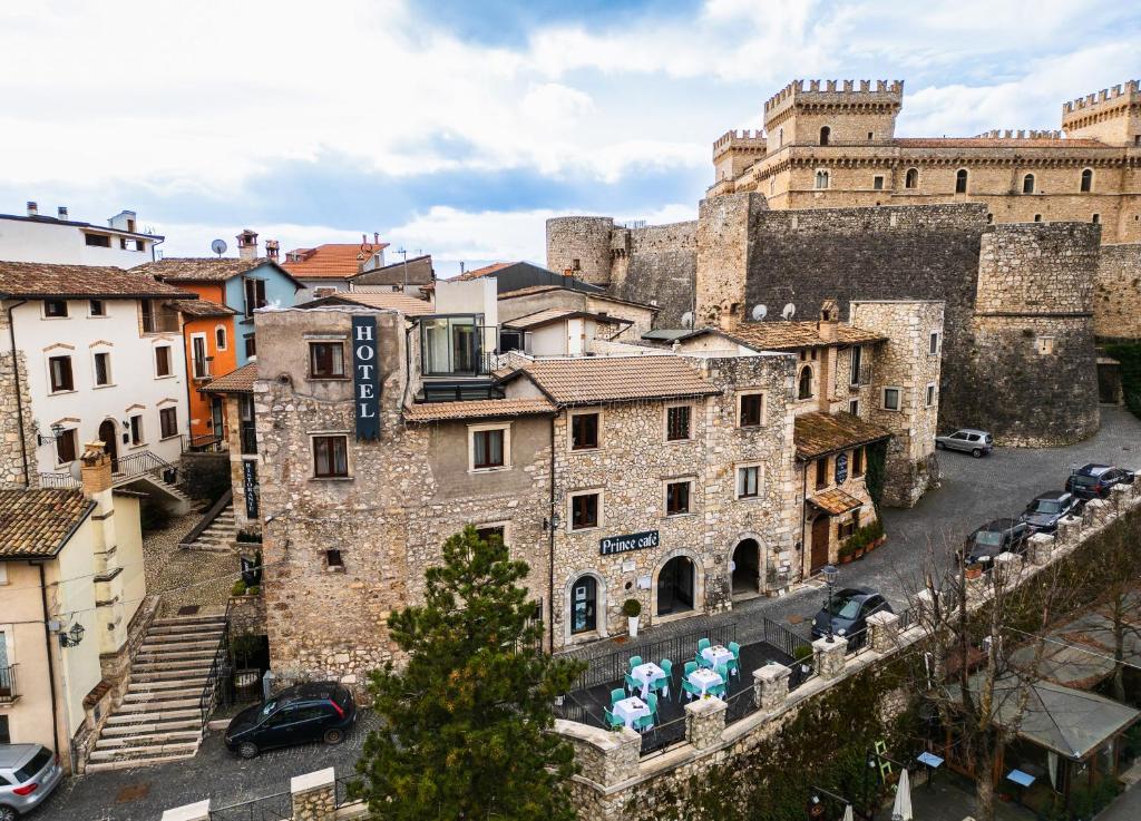 eine Luftansicht einer Stadt mit einem Schloss in der Unterkunft Hotel Mastrodattia in Celano