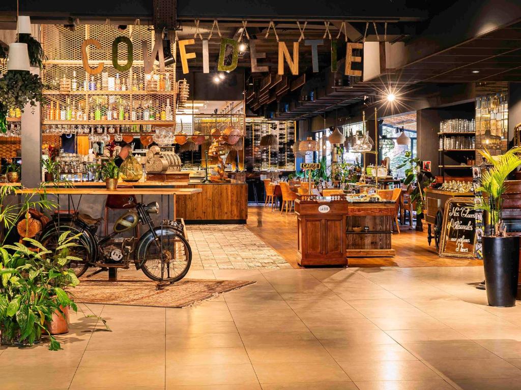ein Geschäft mit einem Fahrrad, das an einer Bar geparkt ist in der Unterkunft Novotel Avignon Nord in Sorgues