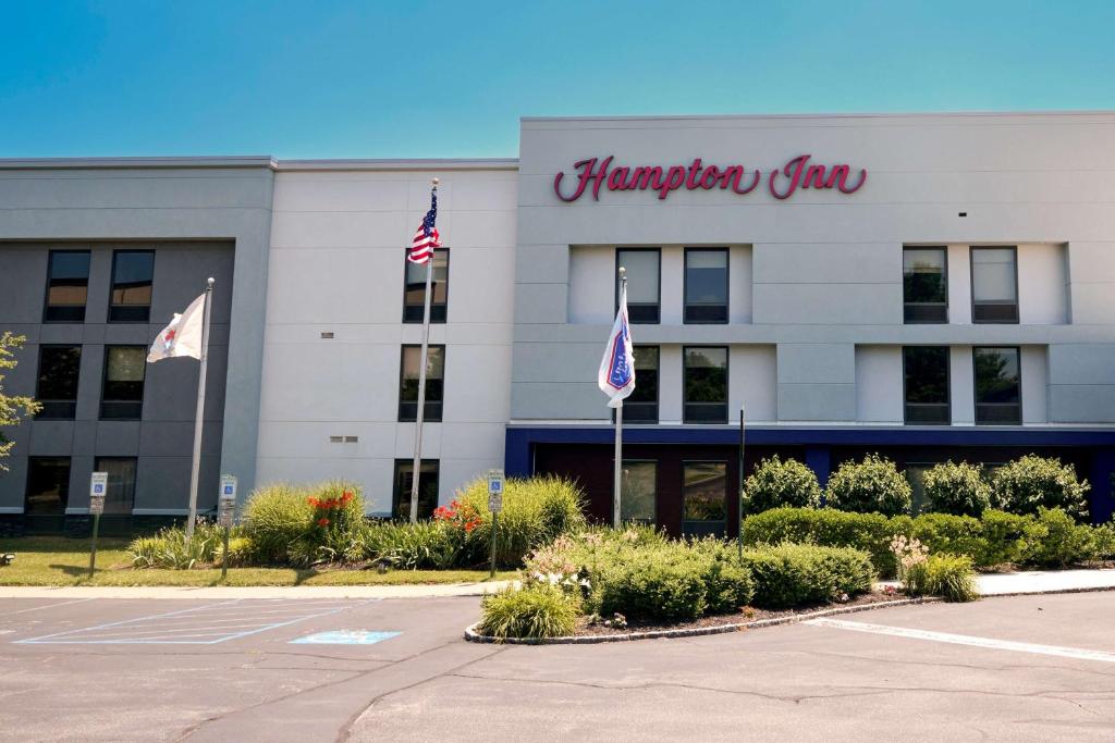 een ambassadedaggebouw met vlaggen ervoor bij Hampton Inn Flemington in Flemington