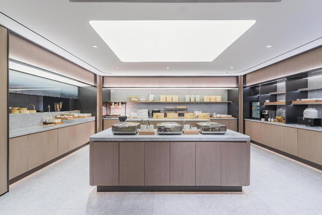 a kitchen with a counter in a restaurant at Ji Hotel Shanghai Lujiazui World Plaza in Shanghai