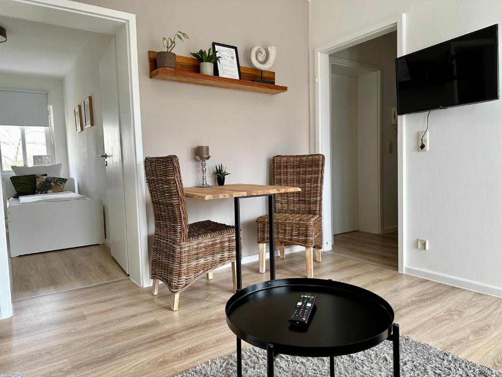 - un salon avec une table et des chaises dans l'établissement Gästeapartement Markkleeberg, à Markkleeberg