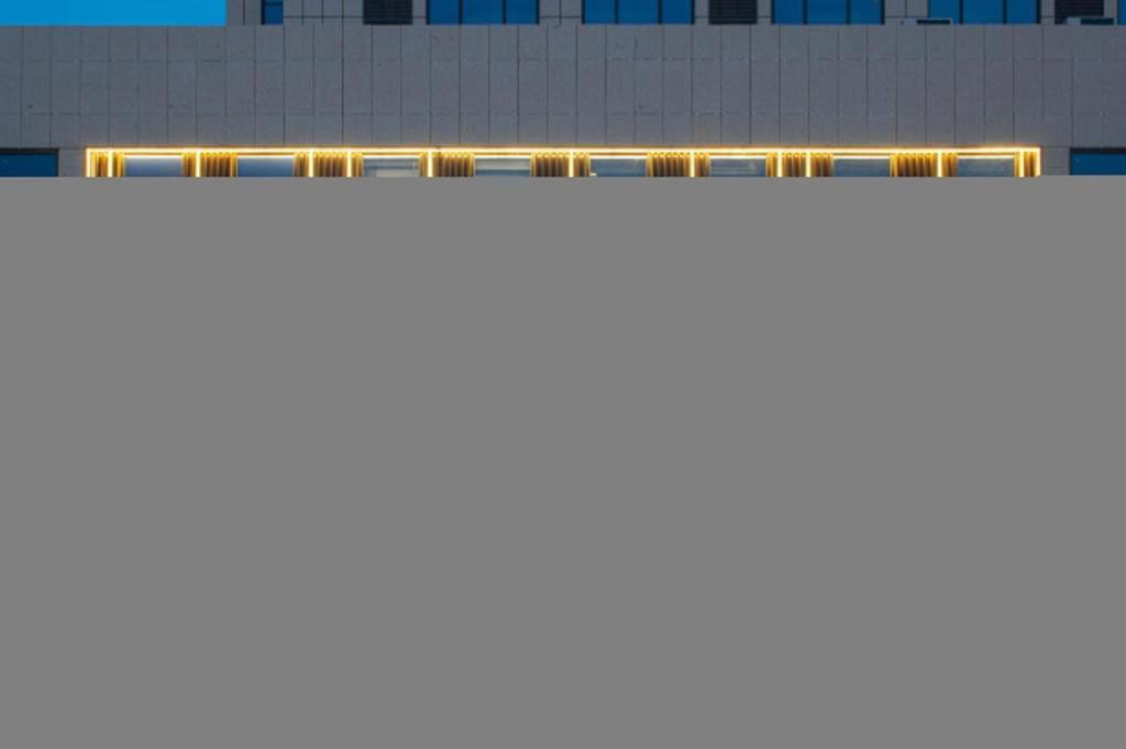 eine Reihe von Leuchten an der Seite eines Gebäudes in der Unterkunft Ji Hotel Ulanhot Wanda Plaza in Ulan Hot