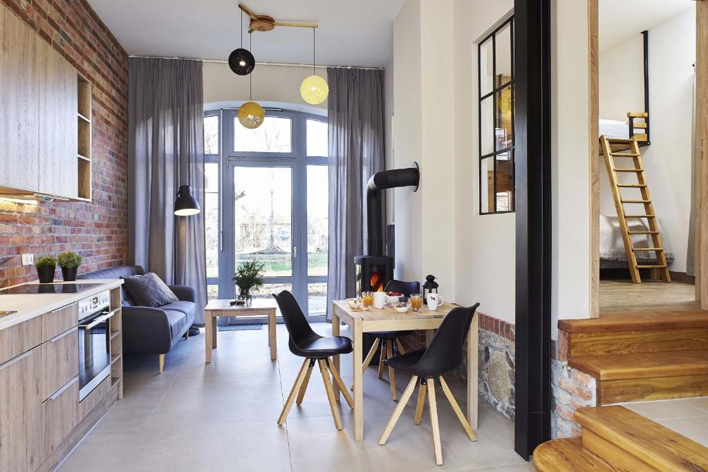 a kitchen and living room with a table and chairs at Tenne in Rietz Neuendorf