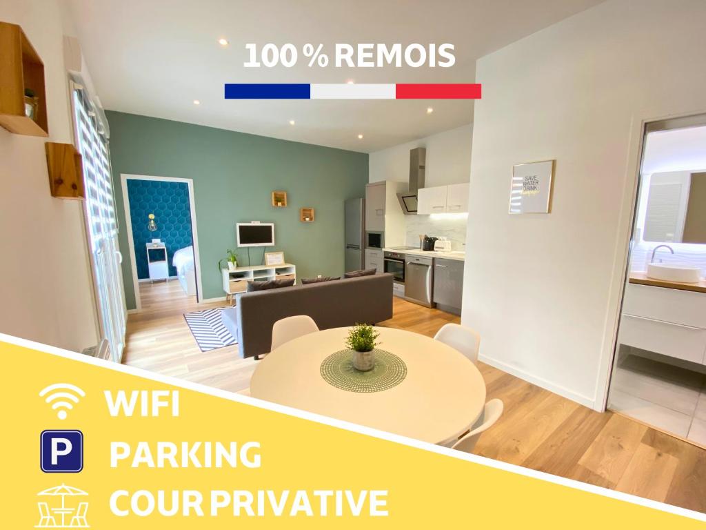uma sala de estar com uma mesa e uma cozinha em Le Sacré - CENTRE - Cour privative - PARKING em Reims