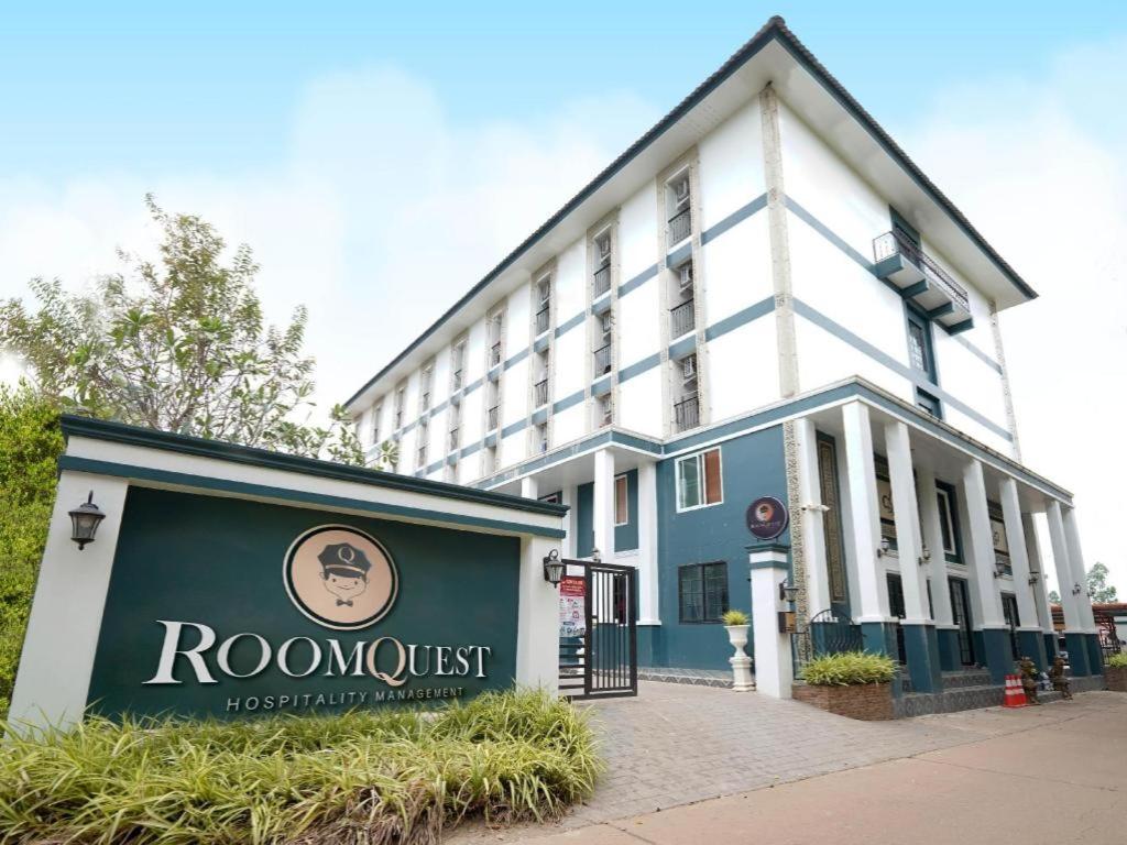 budynek z znakiem przed nim w obiekcie RoomQuest Prachin Buri Rojana w mieście Ban Nong Sai Yong