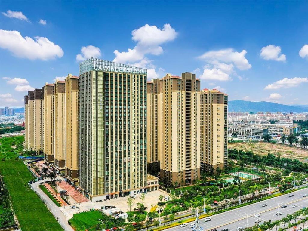 una vista aérea de una ciudad con edificios altos en Lavande Hotel Kunming Dianchi International Exhibition Center Guangfu Road en Kunming