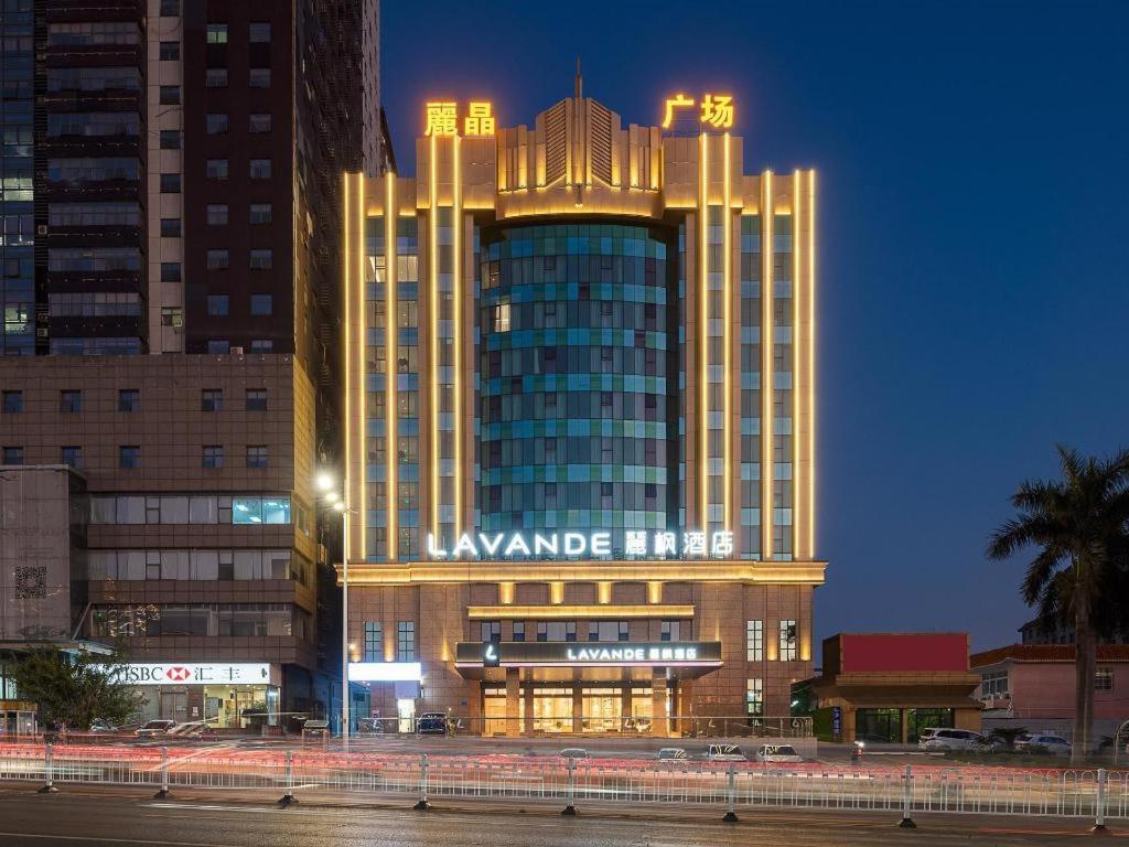 ShaoguanにあるLavande Hotel Shaoguan Bainian East Street Fengcai Buildingの夜間の看板付きの大きな建物