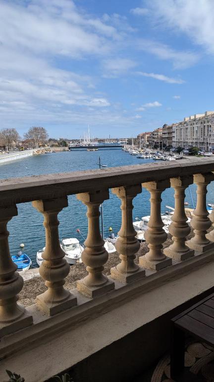 - une vue sur la rivière depuis un pont dans l'établissement T3 avec TERRASSE avec VUE EXCEPTIONNELLE sur les QUAIS de SETE, à Sète