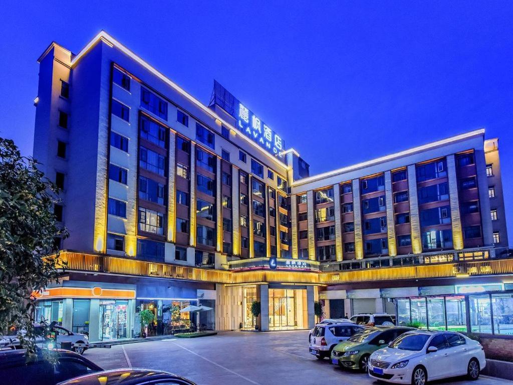 ein großes Gebäude mit Autos auf einem Parkplatz in der Unterkunft Lavande Hotel Nanchong Xihua Shida in Nanchong