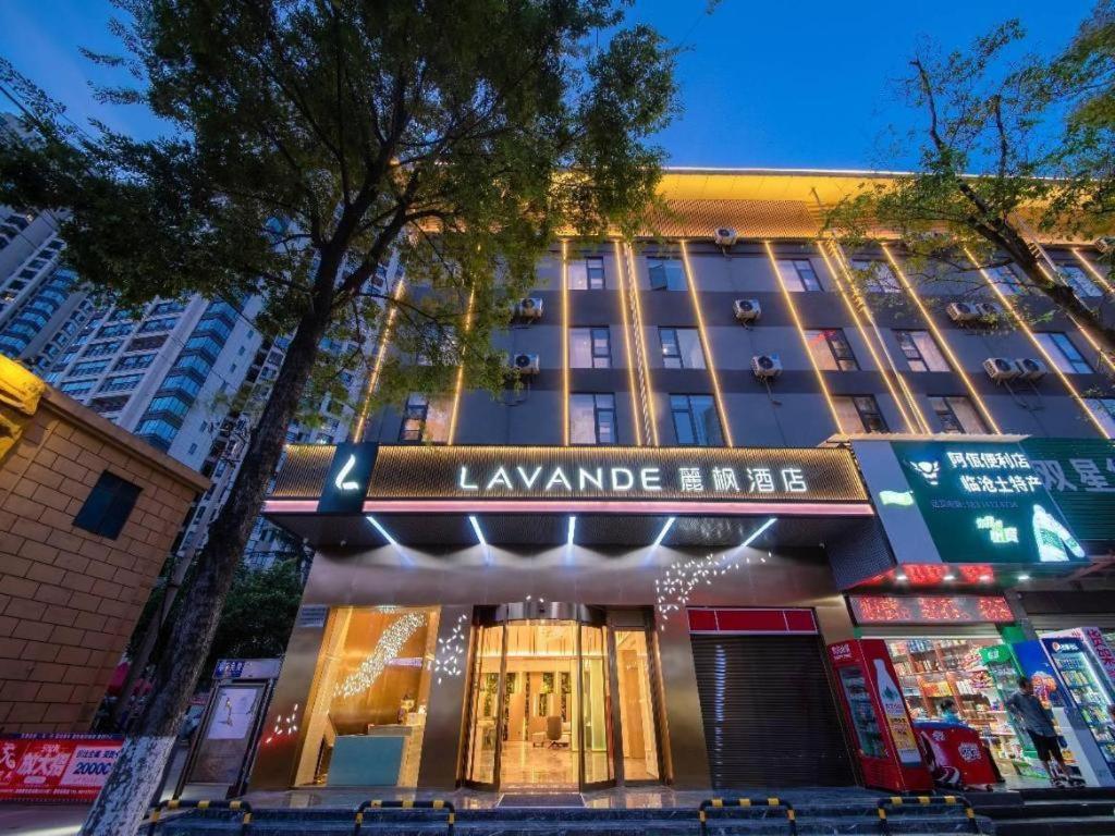 un gran edificio con un cartel en la parte delantera en Lavande Hotel Kunming West Mountain Wanda Plaza en Kunming