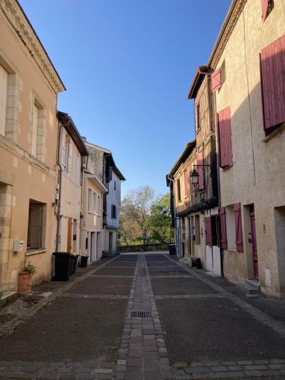 une rue vide dans une vieille ville avec des bâtiments dans l'établissement Superbe T3 dans le quartier historique de Marmande, à Marmande
