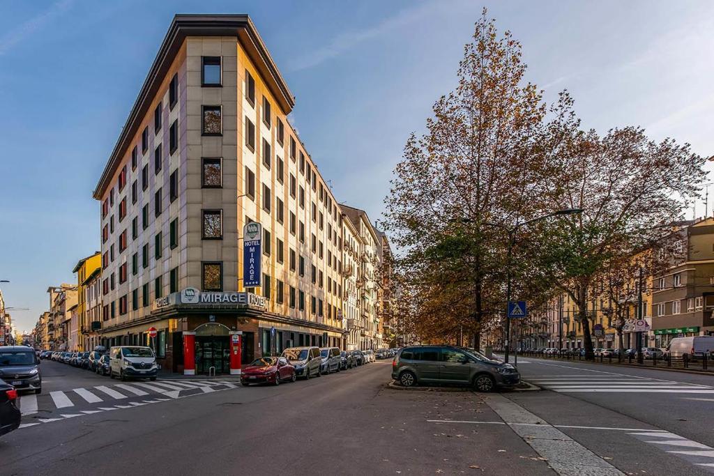 una strada cittadina con auto parcheggiate sul lato di un edificio di Hotel Mirage Sure Hotel Collection by Best Western a Milano