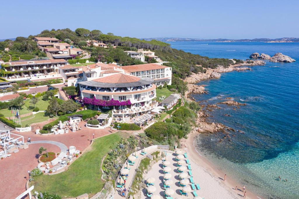 eine Luftansicht eines Resorts am Strand in der Unterkunft Club Hotel Baja Sardinia in Baja Sardinia