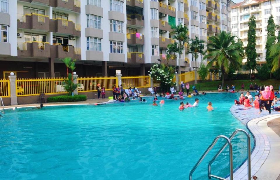 un gruppo di persone in piscina di SugarStay Homestay Teluk Kemang a Port Dickson