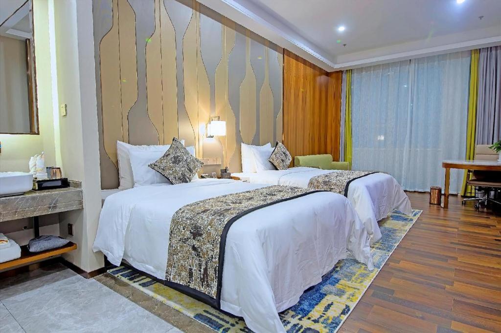 Starway Hotel Urumqi Exhibition Center tesisinde bir odada yatak veya yataklar