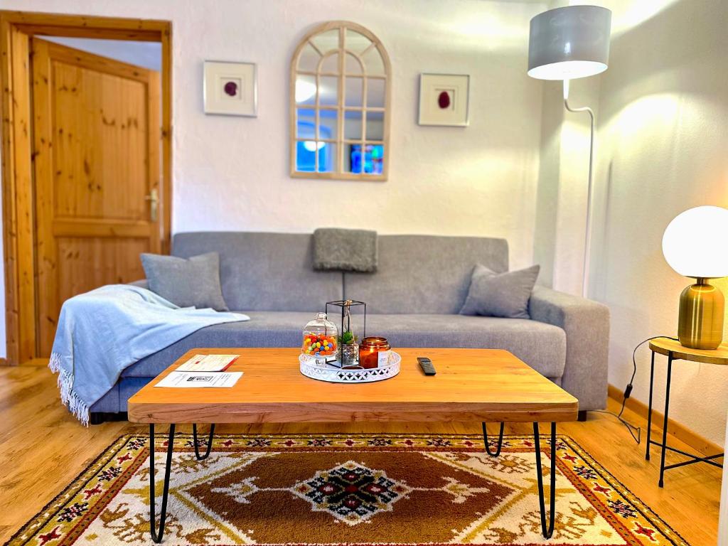 een woonkamer met een bank en een salontafel bij Bergling Apartment im Zentrum • Netflix • Festungsblick • Obst und Wein • in Königstein an der Elbe