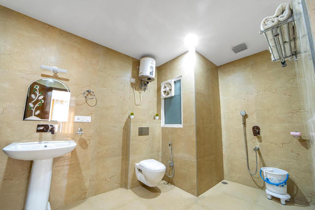 een badkamer met een douche, een toilet en een wastafel bij Lifespace Rishikesh- Hotel, Hostel, Cowork, Cafe in Rishīkesh