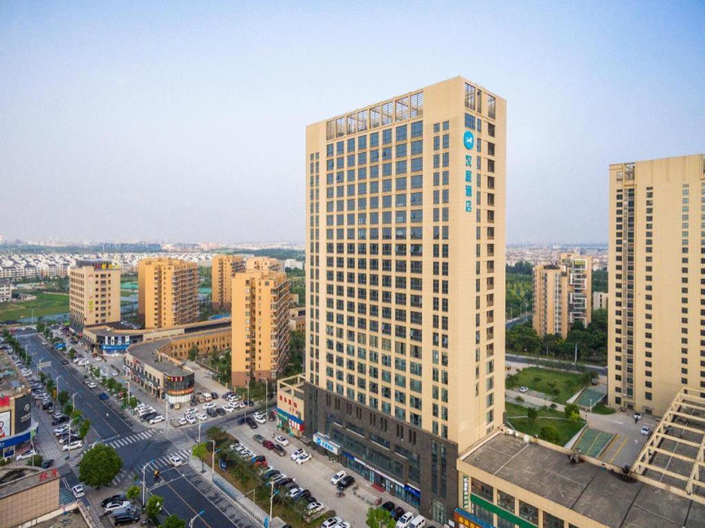 une vue aérienne sur un grand bâtiment d'une ville dans l'établissement Hanting Hotel Shaoxing Binhai Commercial Center, à Tangwan