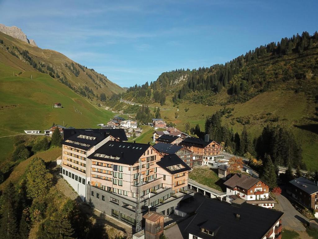 een luchtzicht op een gebouw op een berg bij top Apartment on the Arlberg with sauna in Schröcken