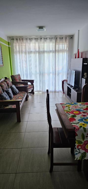 uma sala de estar com dois sofás e uma mesa em Apartamento PRAIA em Cabo Frio