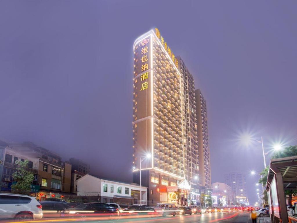 un grand bâtiment dans une rue de la ville la nuit dans l'établissement Vienna Hotel Hunan Hengyang Leiyang, à Leiyang