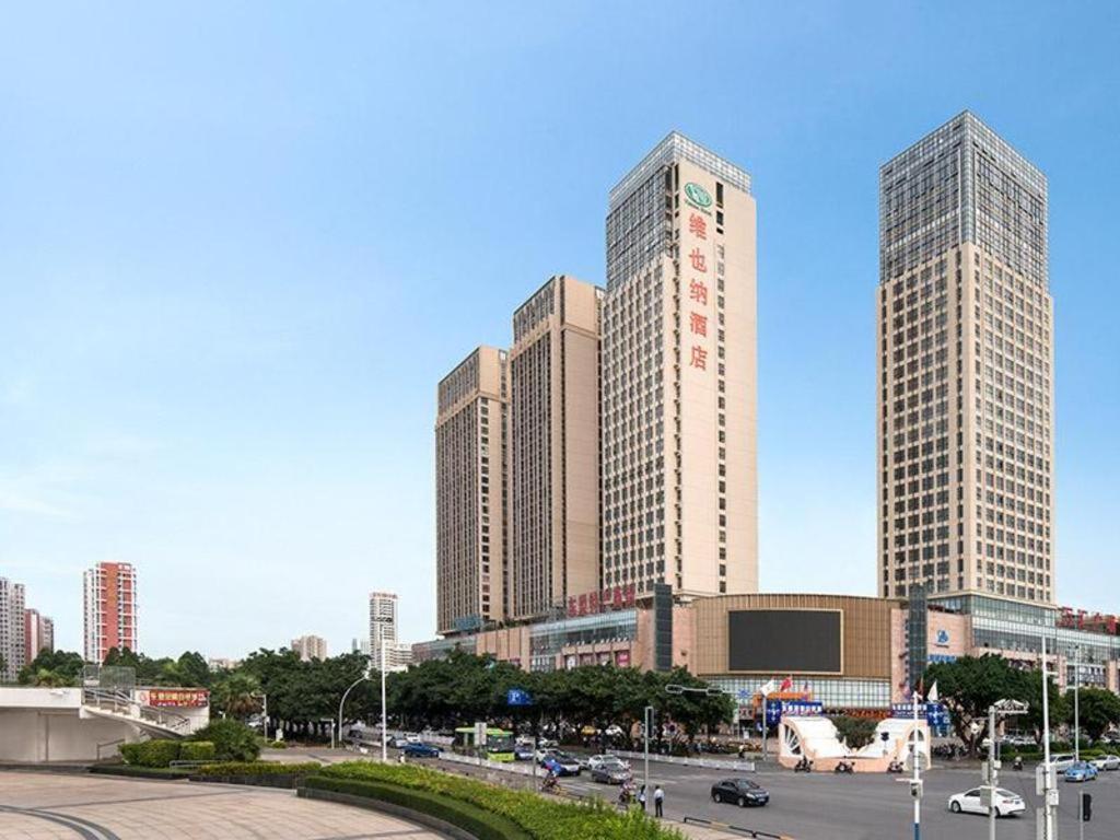 um grupo de edifícios altos em uma cidade em Vienna Hotel Guangxi Beihai High-Speed Railway Station em Dianbailiao