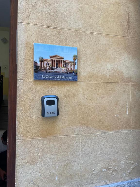 a sign on the side of a wall with a door nob at Le Colonne del Massimo Apartment in Palermo