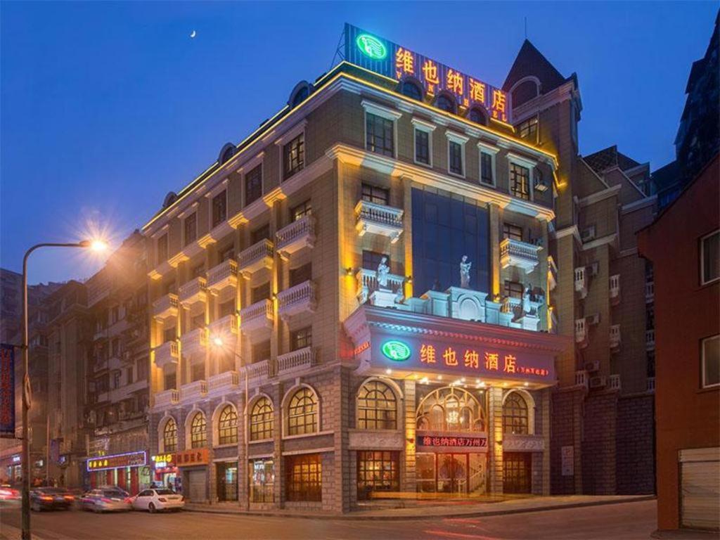Vienna Hotel Chongqing Wanzhou Wanda Plaza في Wanxian: مبنى عليه لافته