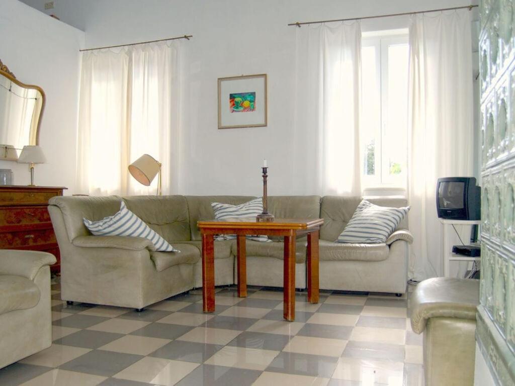 - un salon avec deux canapés et une table dans l'établissement Charming apartment in Vodice, à Ždrelac