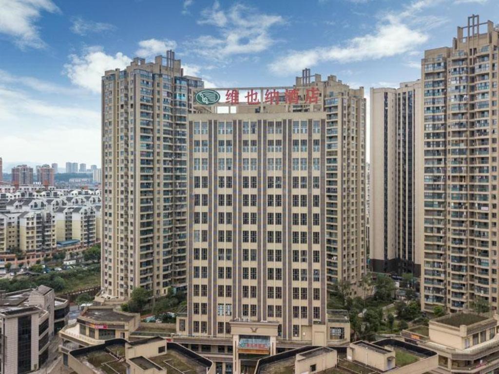 um grande edifício com uma placa em cima em Vienna Hotel Chongqing Lijiatuo Pedestrian Street em Nanwenquan