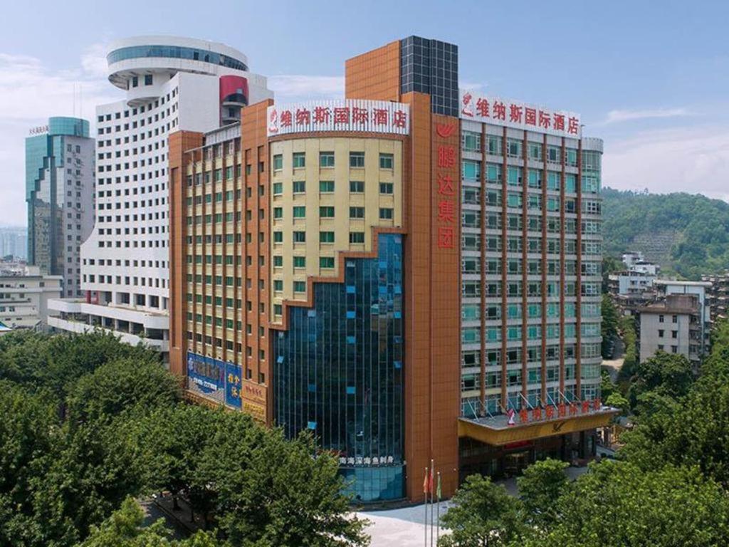 un gran edificio con muchas ventanas en una ciudad en Venus International Hotel Guangdong Huizhou West Lake, en Huizhou