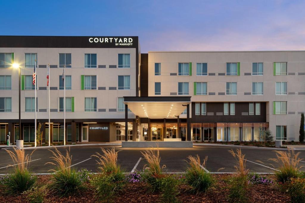 an exterior view of a hotel at Courtyard by Marriott Cleveland in Cleveland