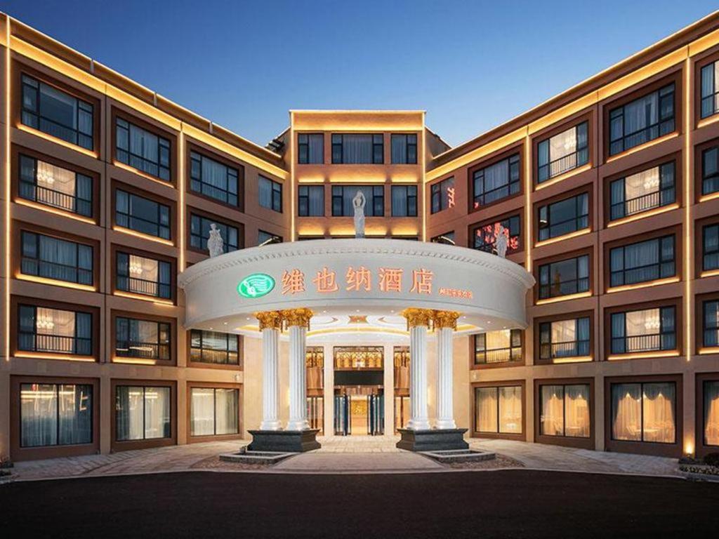 duży budynek z łukiem przed nim w obiekcie Vienna Hotel Zhejiang Quzhou Jianglang Mountain Scenic Area Xiakou w mieście Nantang