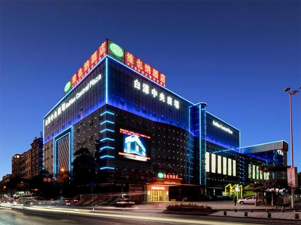 un gran edificio con luces azules encima en Vienna Hotel Guangdong Dongguan Humen High-Speed Railway Station en Shatang