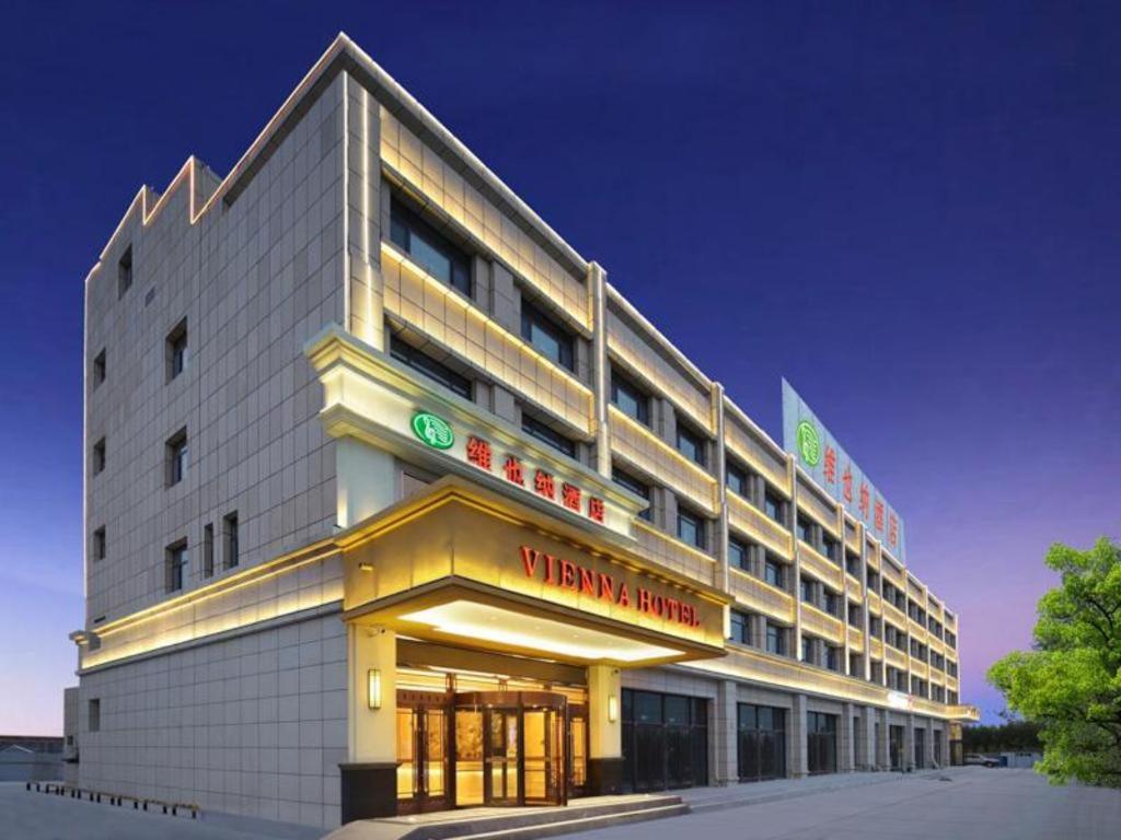 ein Gebäude mit einem Schild auf der Vorderseite in der Unterkunft Vienna Hotel Qinghai Dachaidan in Da Qaidam