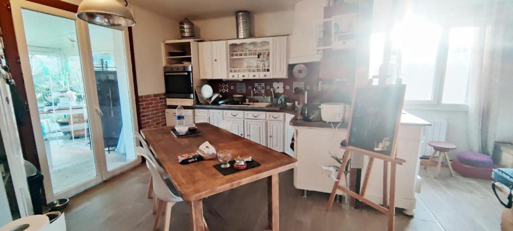 - une cuisine avec une table en bois dans une chambre dans l'établissement Appartement proche mer et centre historique, à Vendargues