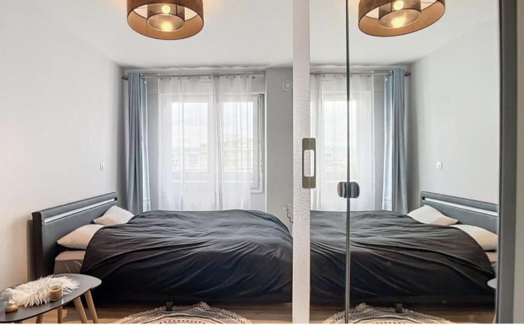 Un pat sau paturi într-o cameră la Chambre d'hôte - hypercentre