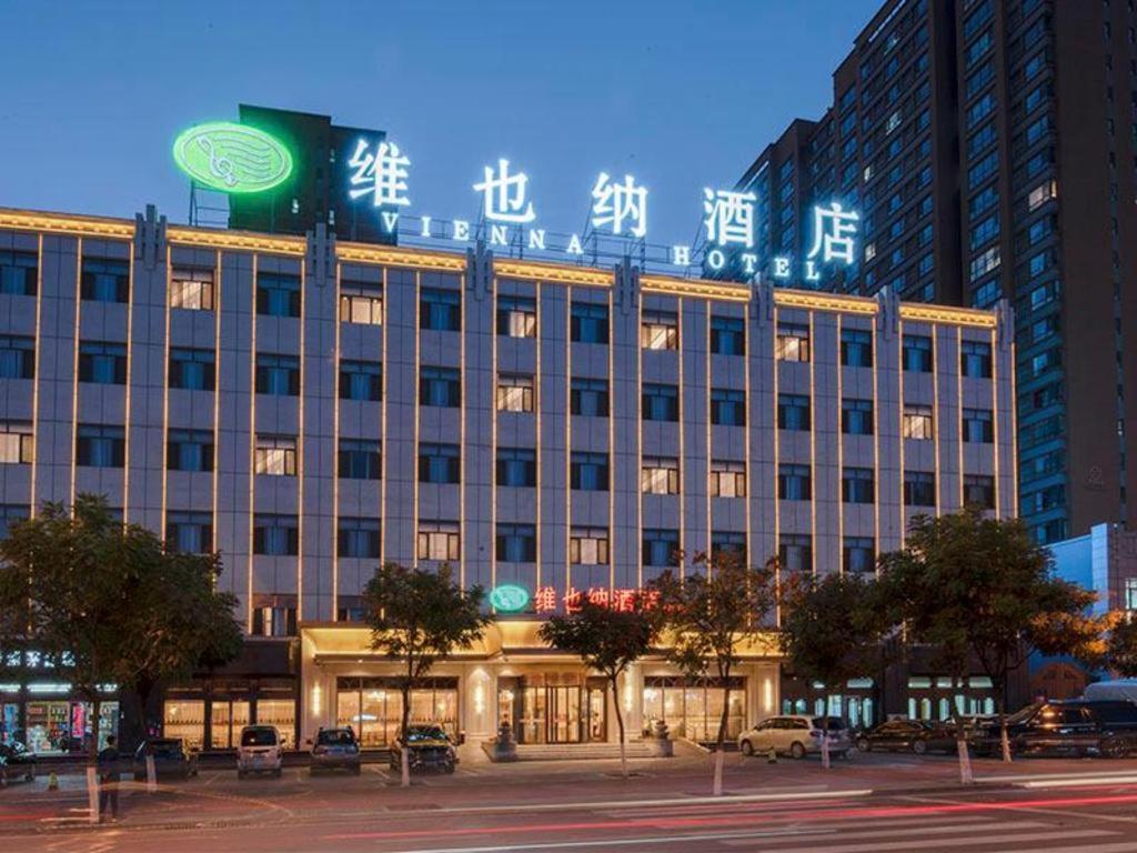 duży budynek z znakiem na górze w obiekcie Vienna Hotel Shanxi Datong High-Speed Railway Station Wanda Plaza w mieście Shaling