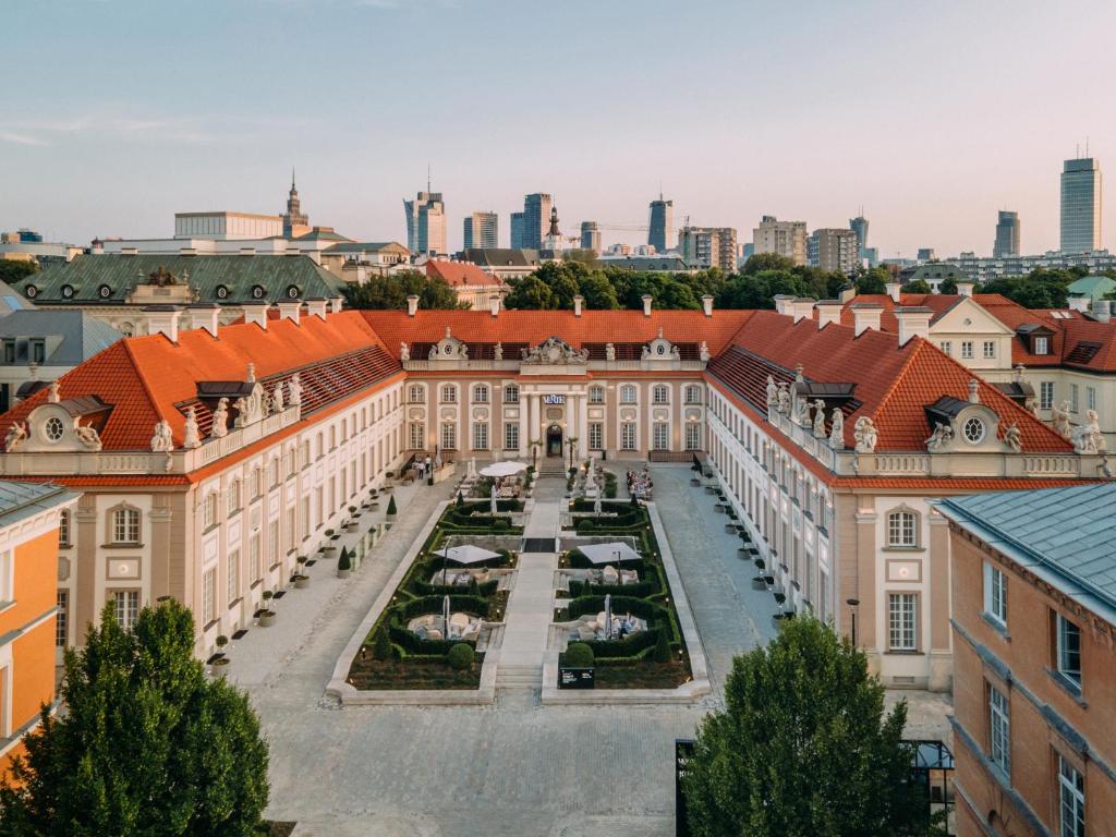 eine Luftansicht eines großen Gebäudes mit orangefarbenen Dächern in der Unterkunft Hotel Verte, Warsaw, Autograph Collection in Warschau