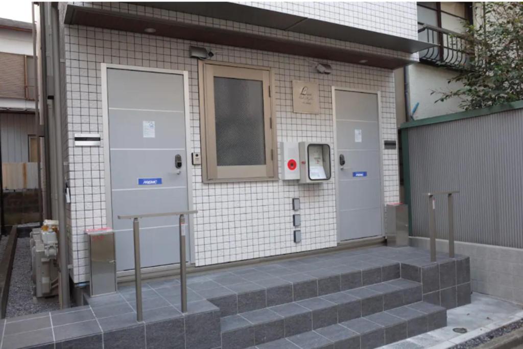 un edificio con una porta e scale di Lien Nishi Shinjuku a Tokyo