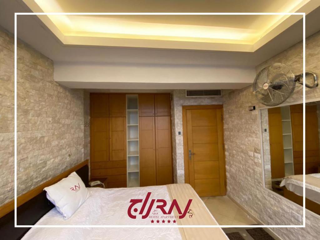 Postel nebo postele na pokoji v ubytování Raj Hotel