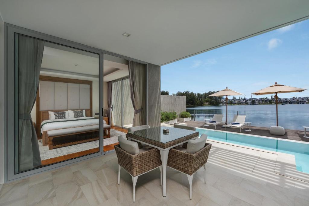 Bazén v ubytování Beachfront Residences - Stunning Sea and Lake View nebo v jeho okolí