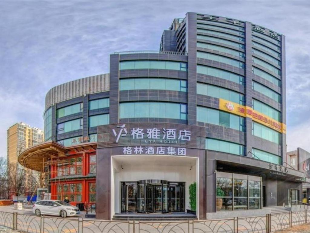 順義的住宿－Gya Hotel Beijing Shunyi Yanjing Bridge，前面有停车位的建筑