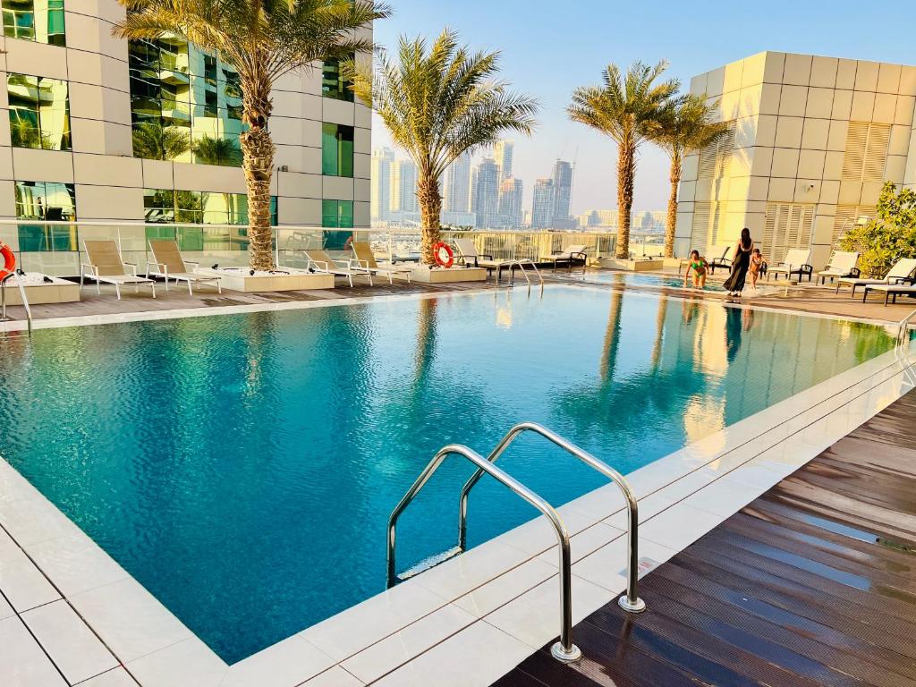 Bazen v nastanitvi oz. blizu nastanitve Near JBR Beach, Beautiful views, Tastefully furnished