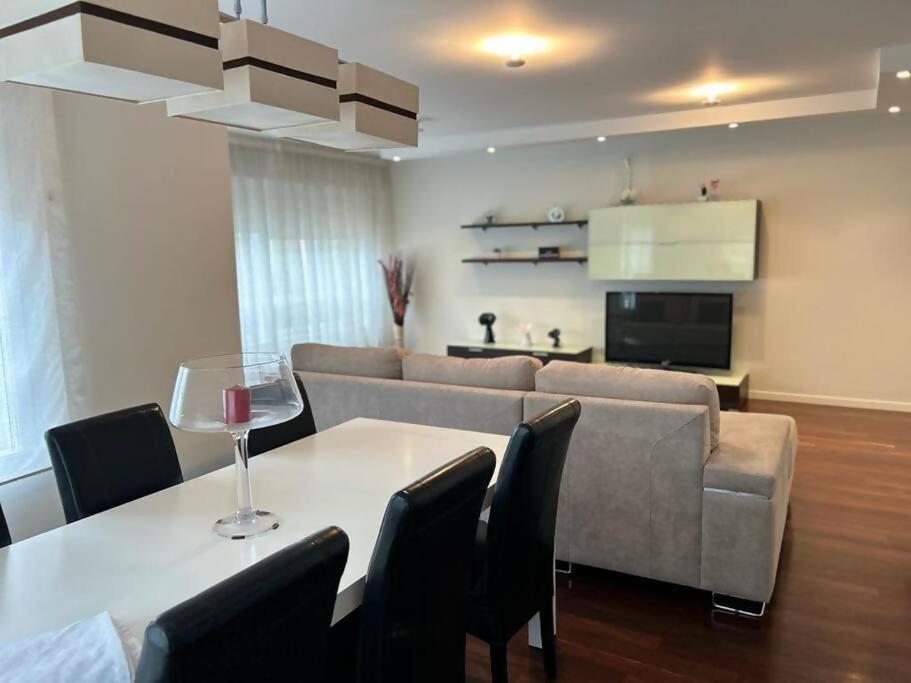 a living room with a couch and a table with a wine glass at Excepcional chalet en Perbes in Miño