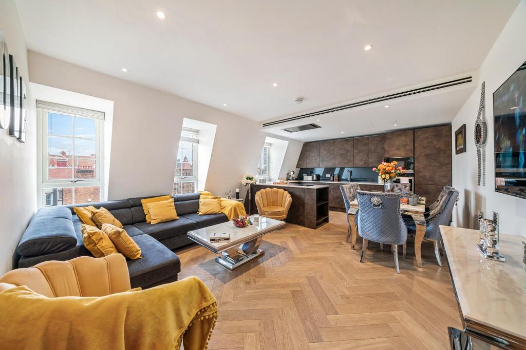Photo inspiration: Table Libre Sofa In Penthouse Reference: Spectacular 2 Bedroom Penthouse In Marble Arch 75 London Updated