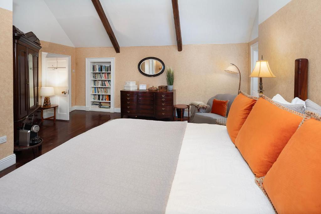 Postel nebo postele na pokoji v ubytování Barnabrow Country House
