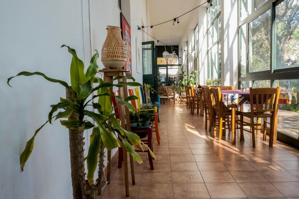 Reštaurácia alebo iné gastronomické zariadenie v ubytovaní Beteyà Hostel Don Bosco