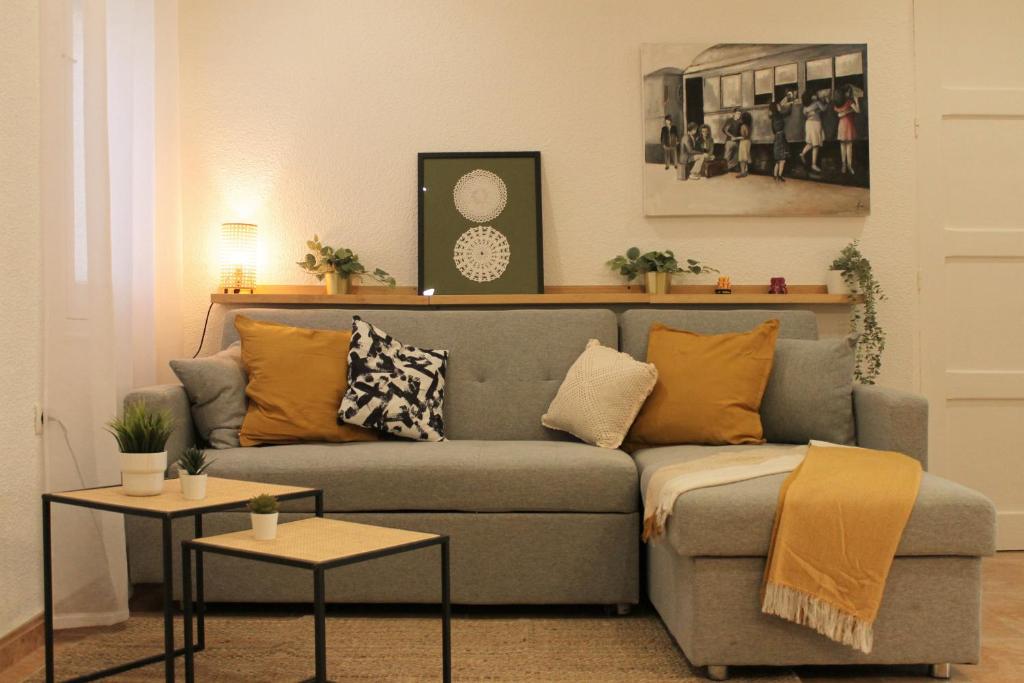 uma sala de estar com um sofá e duas mesas em Casa Tekas - Centro Ciudad em Caravaca de la Cruz