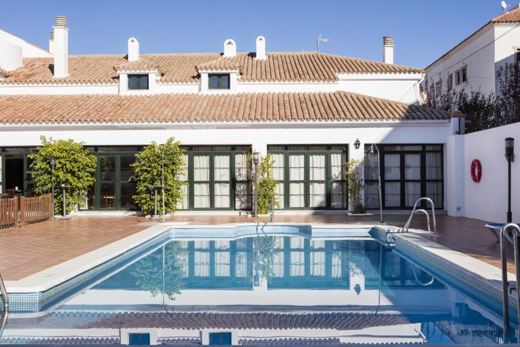 Bazén v ubytování Hotel Tugasa Sierra y Cal nebo v jeho okolí